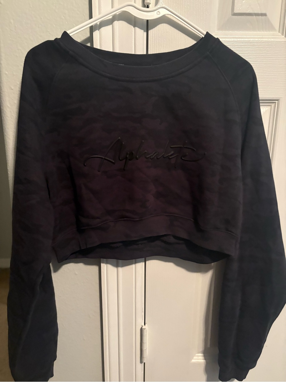 Alphalete Cropped Long-Sleeve Crewneck Sweatshirt - Black Camo size small
